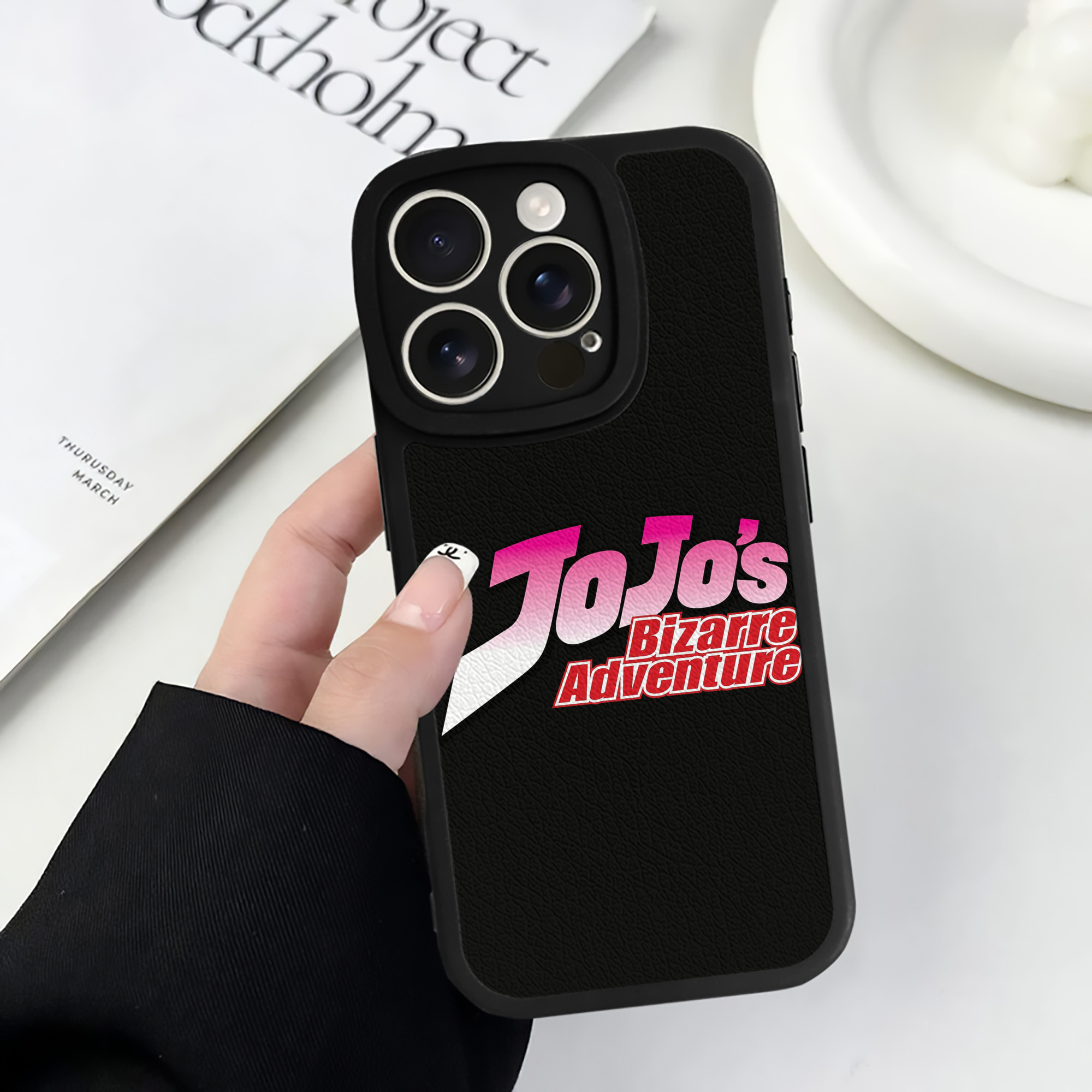 （画像用） ジョジョの奇妙な冒険 JoJo's Bizarre Adventure 【iPhone 16シリーズ対応】シリコンスマホケース（レザー調） 材質：シリコン